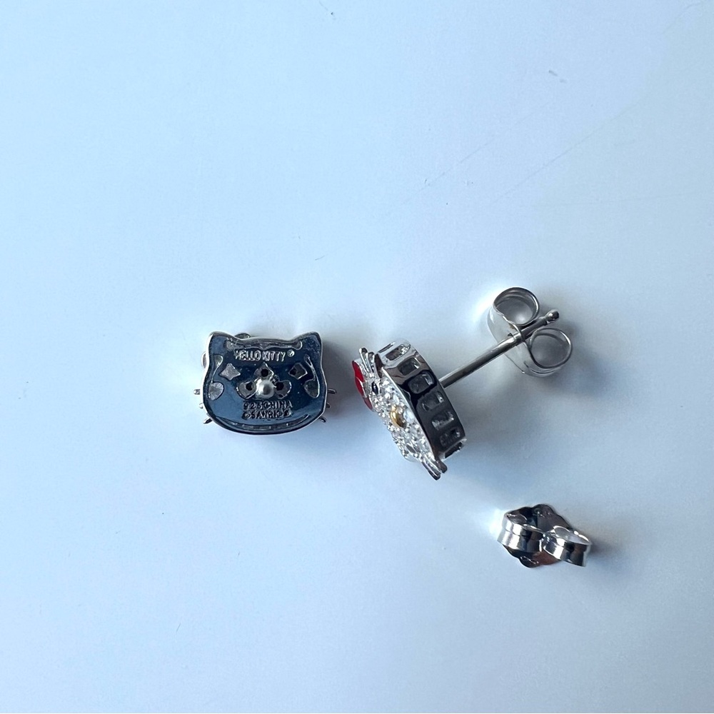 New) Hello Kitty Dia Stud Earrings - Picture 4 of 6